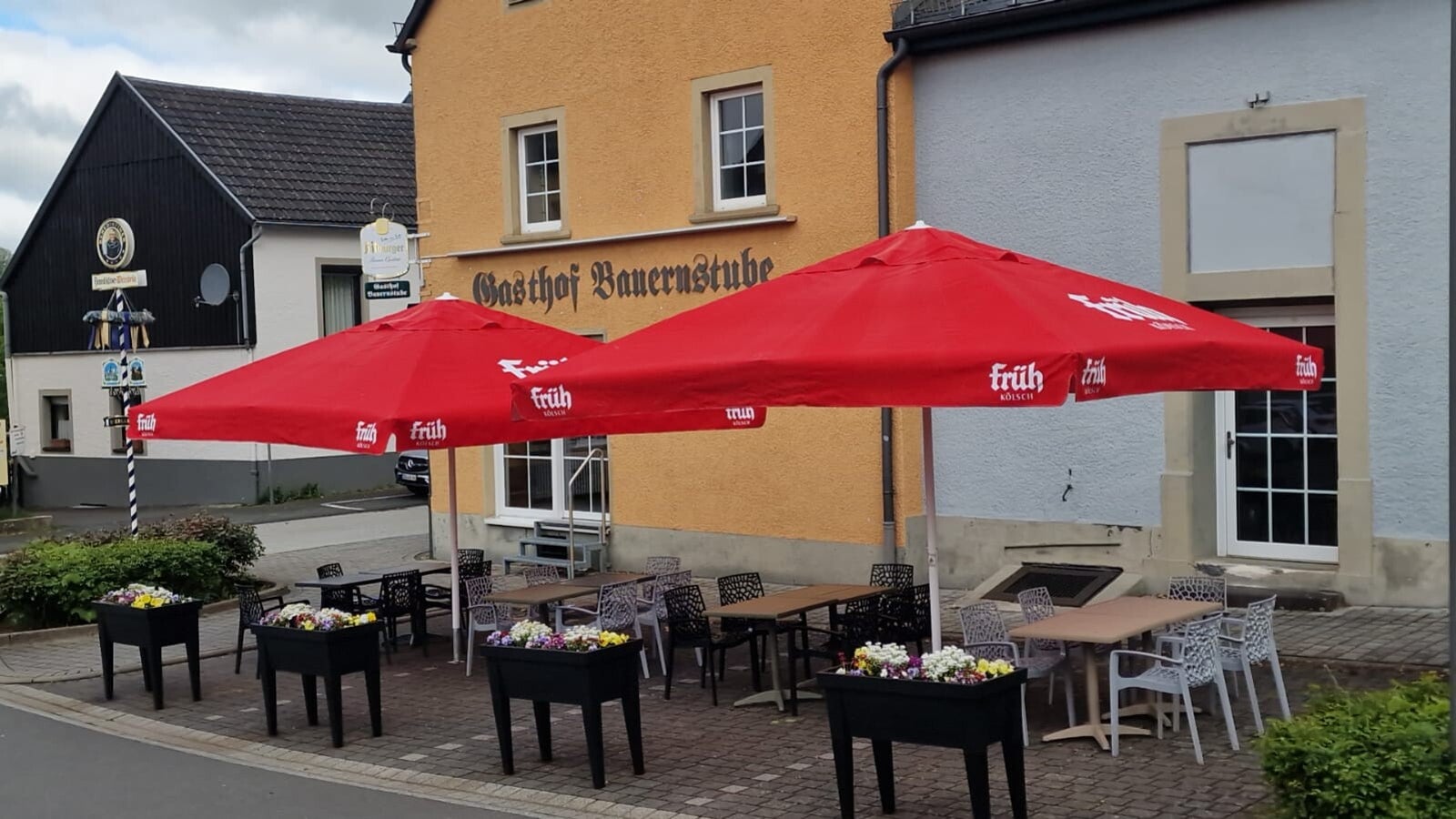 Sitzplätze auf der Terrasse der Bauernstube Hillesheim
